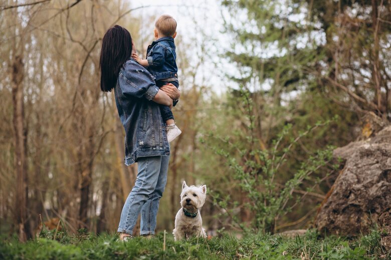 mother-with-son-dog-min_nl.jpg